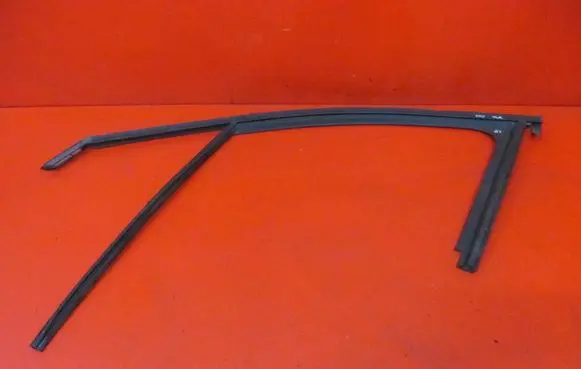 Peugeot 208 I Front door rubber seal 9673086580