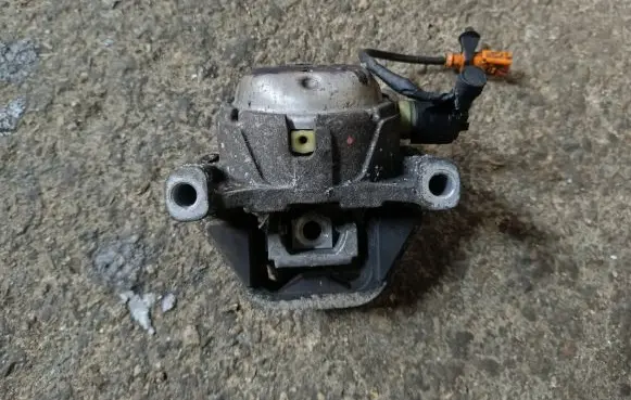 Audi A6 C7 Engine mount bracket