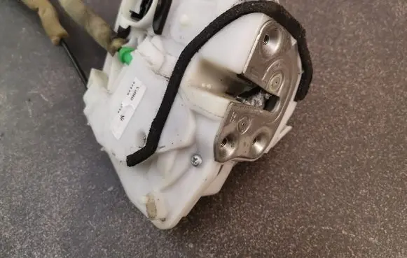 Mazda 3 II Rear door lock 9G21D0420