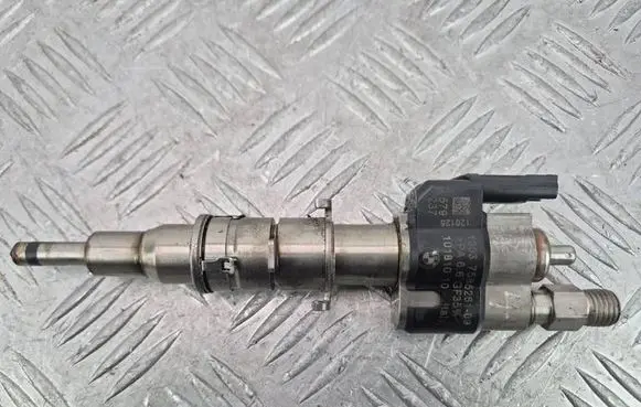 BMW 7 F01 F02 F03 F04 Fuel injector 7585261