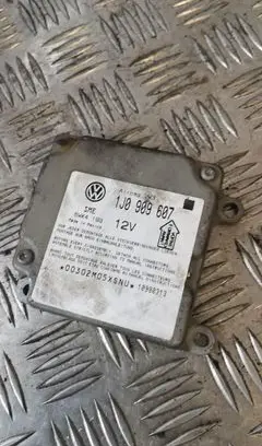 Volkswagen PASSAT B5 Airbag control unit/module 1j0909607