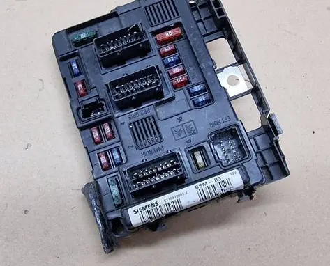 Citroen C3 Fuse module 9643498880