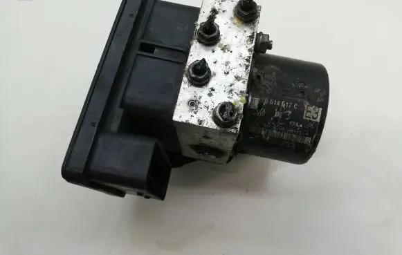 Volkswagen Golf V ABS Pump 1K0907379E