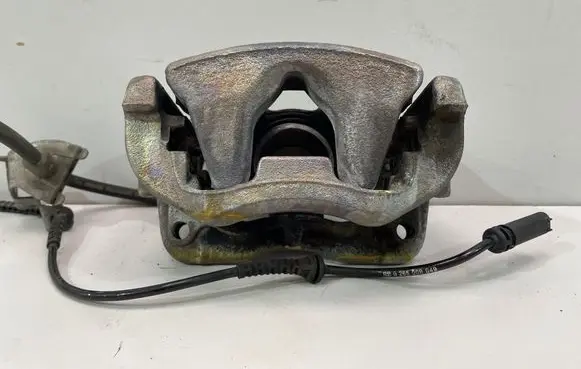 BMW 2 F46 Front brake caliper 6860268