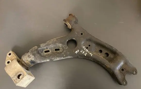 Seat Altea XL Front lower control arm/wishbone 1K0407152BD VWA191900