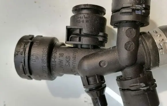 Coolant pipe/hose