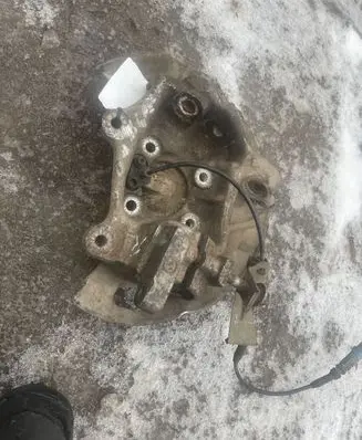 BMW 5 E39 Front wheel hub spindle knuckle