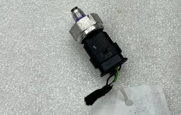 Audi A3 8Y Air conditioning (A/C) pressure sensor 4M0959603J