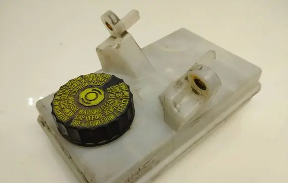 Brake fluid reservoir
