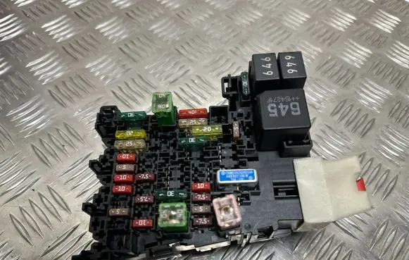 Volkswagen PASSAT B8 Fuse module 5Q0937615C