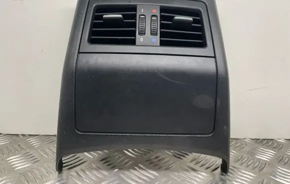 Rear air vent grill