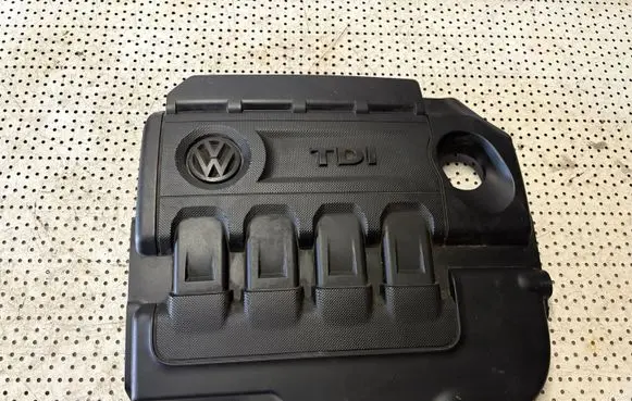 Volkswagen Golf VII Engine cover (trim) 04L103954