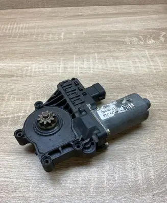 Opel Zafira A Front door window regulator motor 90579355 0210000602
