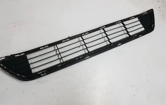 Toyota Avensis T270 Front bumper lower grill 
