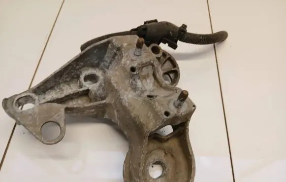Audi A4 S4 B7 8E 8H Engine mounting bracket 8e0199352n