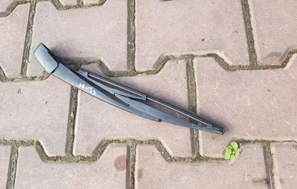 Suzuki Swift I Rear wiper blade arm 