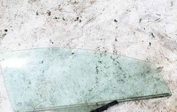 Honda Civic Front door window glass four-door as2