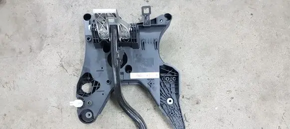 Volkswagen Touareg II Brake pedal 7P0723142F 7P0723117B 7P0723031AD