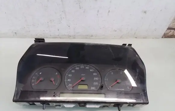 Volvo S70 V70 V70 XC Speedometer (instrument cluster) 9168144