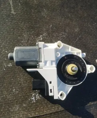 Dodge Journey Front door window regulator motor 0130822472