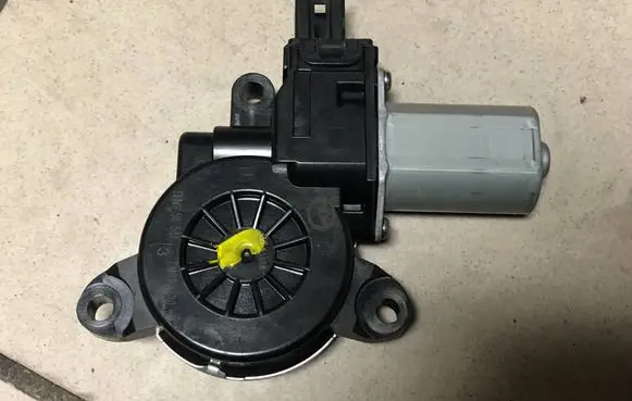 Mazda 3 III Rear door window regulator motor BHN95858X