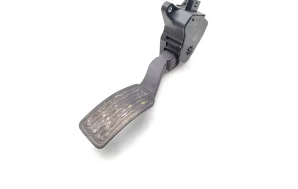 Accelerator throttle pedal