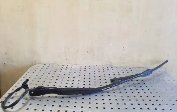 Volvo XC90 Front wiper blade arm 31391848