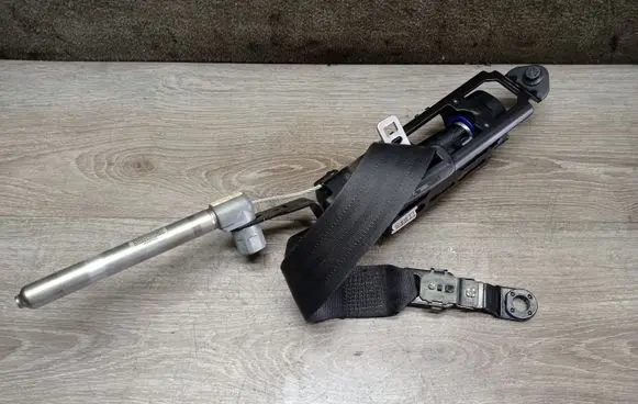 Volvo V70 Front seatbelt 6075637R0A