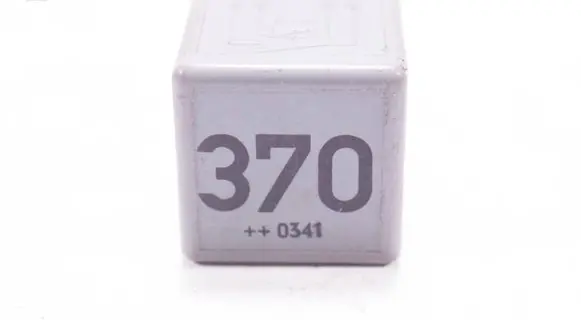 Volkswagen PASSAT B5 Other relay 8D0951253 2313J52X300