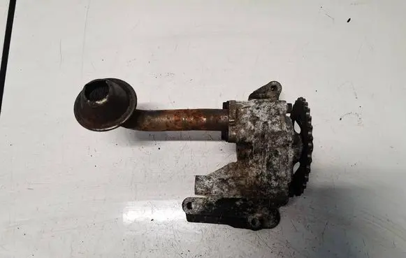 Volkswagen PASSAT B5 Oil pump 06A115105B