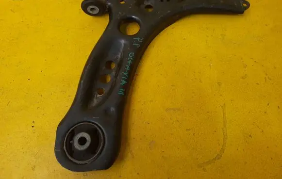 Skoda Octavia Mk3 (5E) Front control arm 5Q0407152