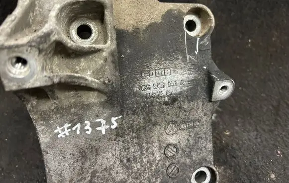 Skoda Octavia Mk2 (1Z) Generator/alternator bracket 03g903143a