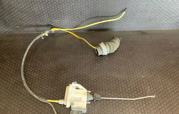 Volkswagen PASSAT B4 Central locking vacuum pump 3A0862153B