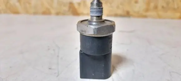 Volkswagen Touran I Fuel pressure sensor 06d906051