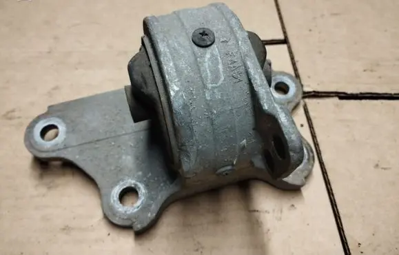 Chrysler Sebring (ST-22 - JR) Engine mount bracket