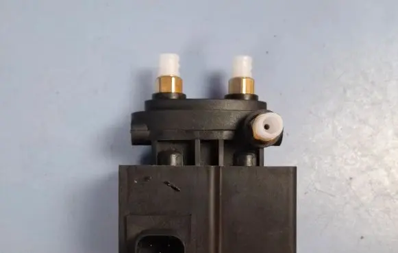 Mercedes-Benz Vito Viano W639 Air suspension valve block A6393280030