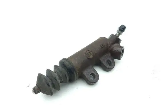 Toyota RAV 4 (XA40) Clutch slave cylinder 