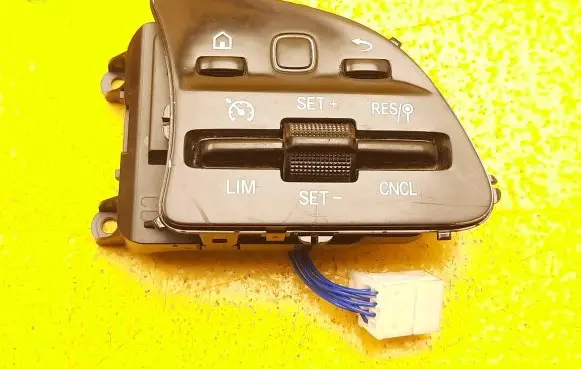 Steering wheel buttons/switches