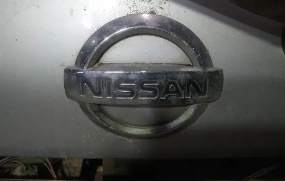 Nissan Almera Tino Manufacturer badge logo/emblem 