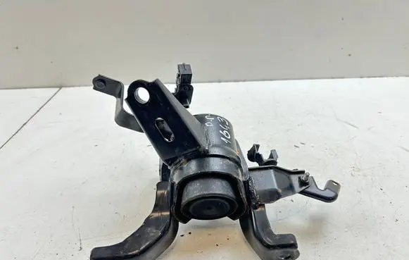 Lexus CT 200H Engine mount bracket