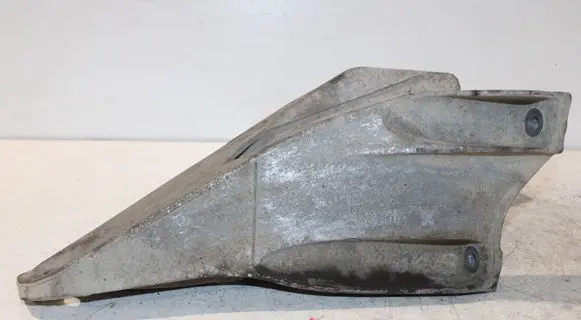 Engine mounting bracket