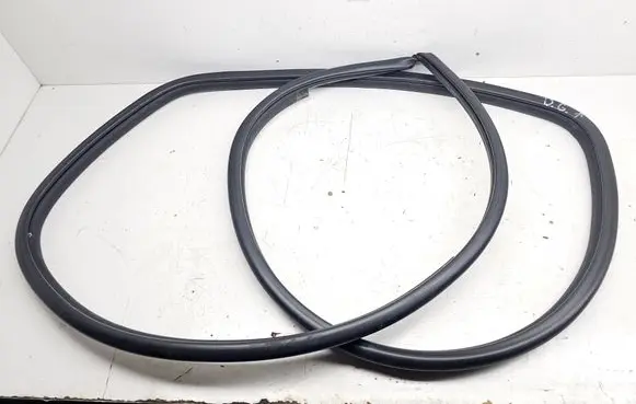 Toyota Avensis T270 Rear door rubber seal (on body) 