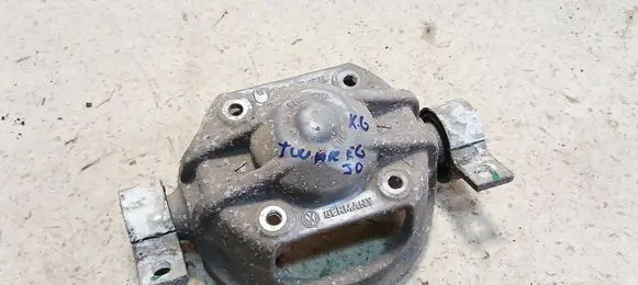 Volkswagen Touareg I Front shock absorber mounting bracket 7L0512345B