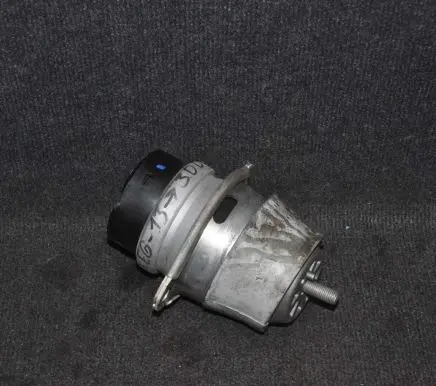 Volkswagen Touareg II Engine mount bracket