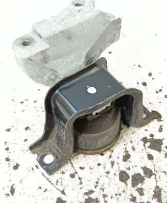 Nissan Pulsar Engine mount bracket