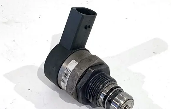 Chrysler 300 - 300C Fuel pressure regulator A6110780449