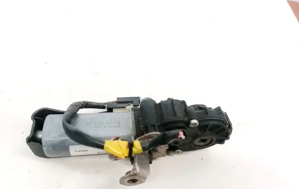 Volvo XC90 Seat adjustment motor 30675175 0390203215