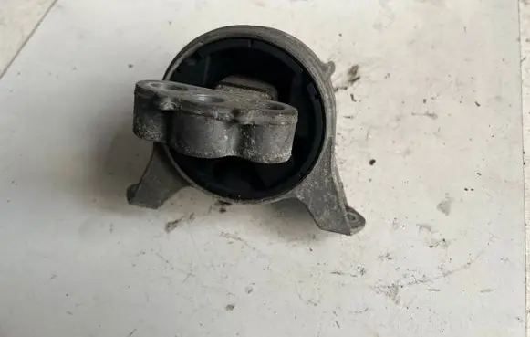 Opel Zafira B Engine mount bracket 13125637 90539246