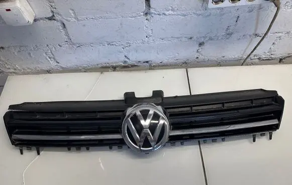 Volkswagen Golf VII Front bumper upper radiator grill 5G0853655C