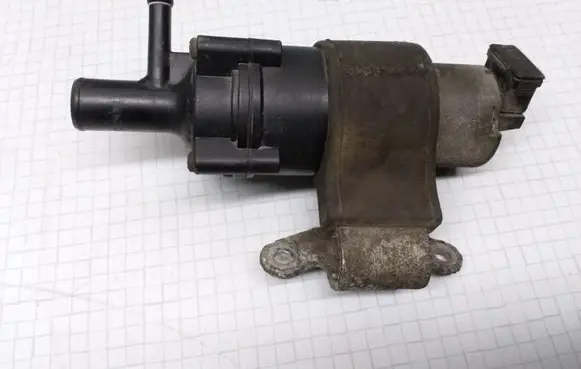 Mercedes-Benz E W124 Water pump A2108300114